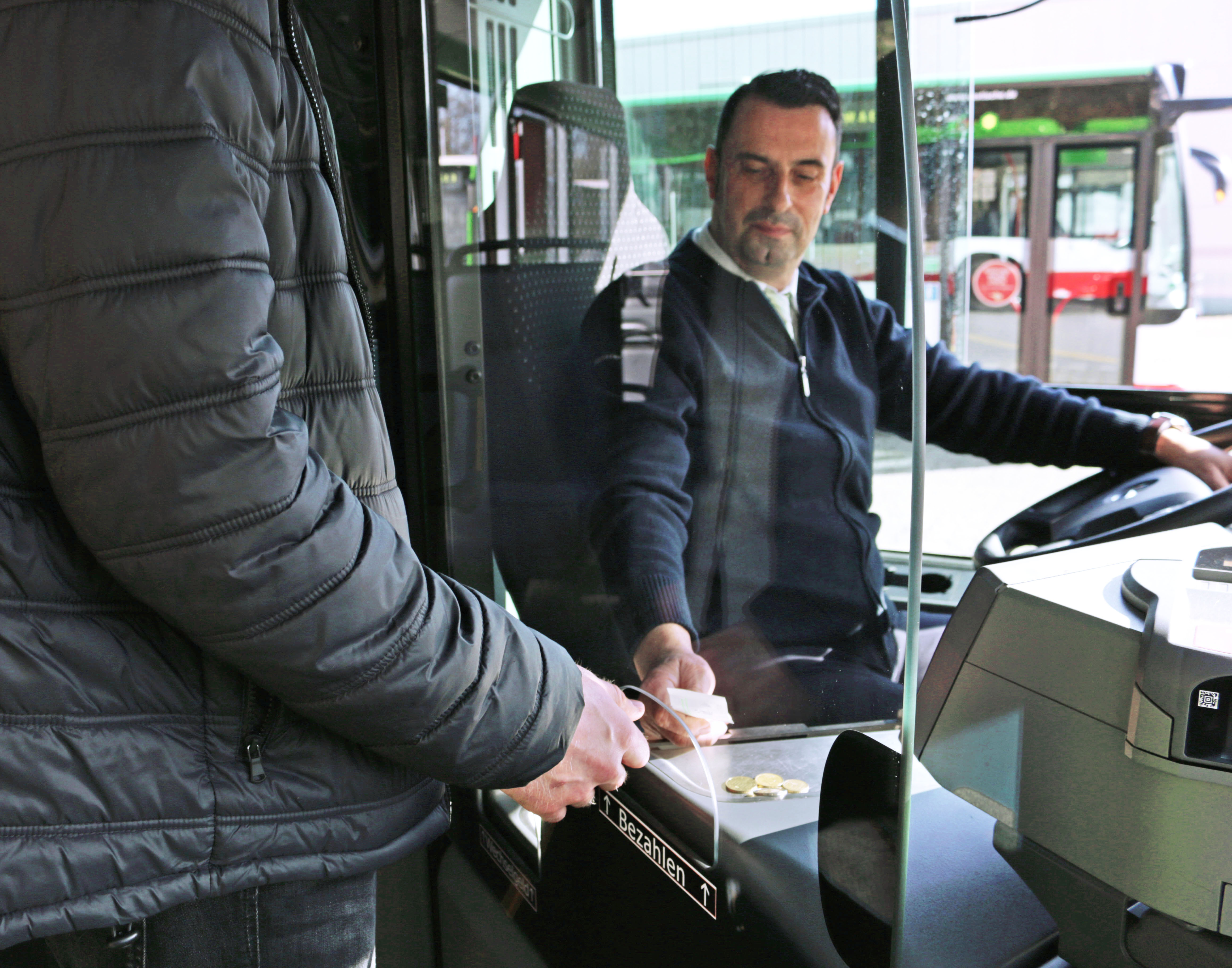 Fahrscheinverkauf im Bus